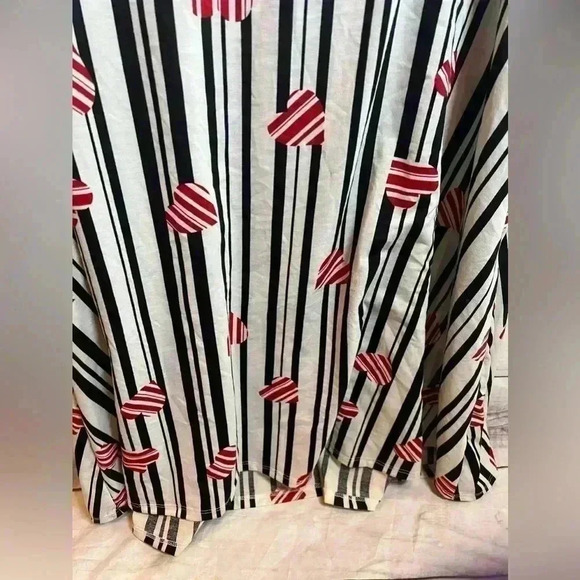 Lularoe short sleeve heart patterned tshirt dress - Picture 6 of 7